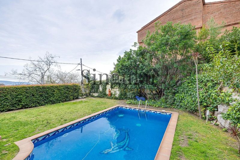 Foto 52287885-5464-4bc5-ac02-c78e1a78d7ee. Casa amb calefacció aparcament piscina a La Miranda Esplugues de Llobregat