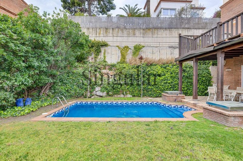 Foto 52dd98e5-3958-4c9a-a45b-f81e9e1cfbed. Casa amb calefacció aparcament piscina a La Miranda Esplugues de Llobregat