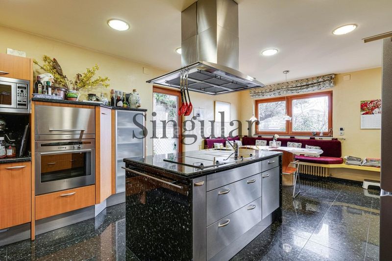 Foto 7c56d1e4-b46d-4092-9205-661f309338fa. Casa amb calefacció aparcament piscina a La Miranda Esplugues de Llobregat