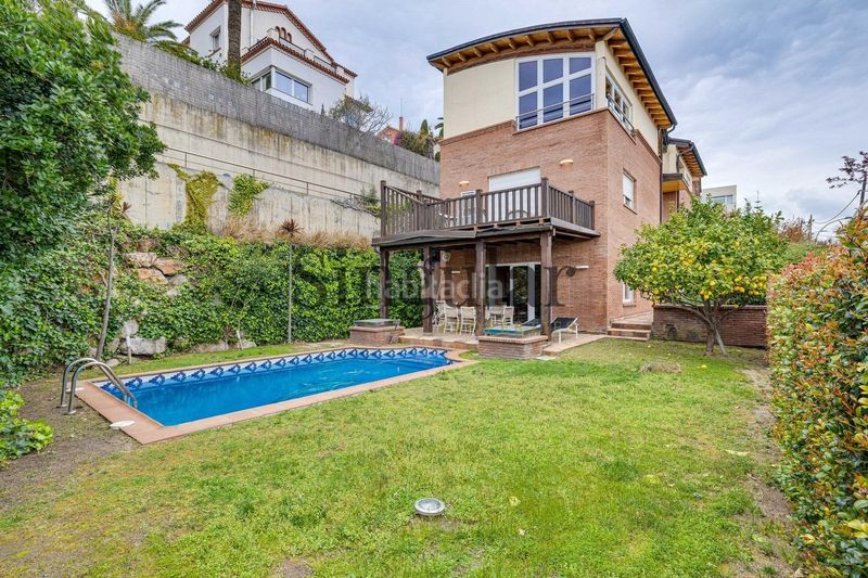 Foto 8e1c9673-972f-4288-a33e-01c599572aef. Casa amb calefacció aparcament piscina a La Miranda Esplugues de Llobregat