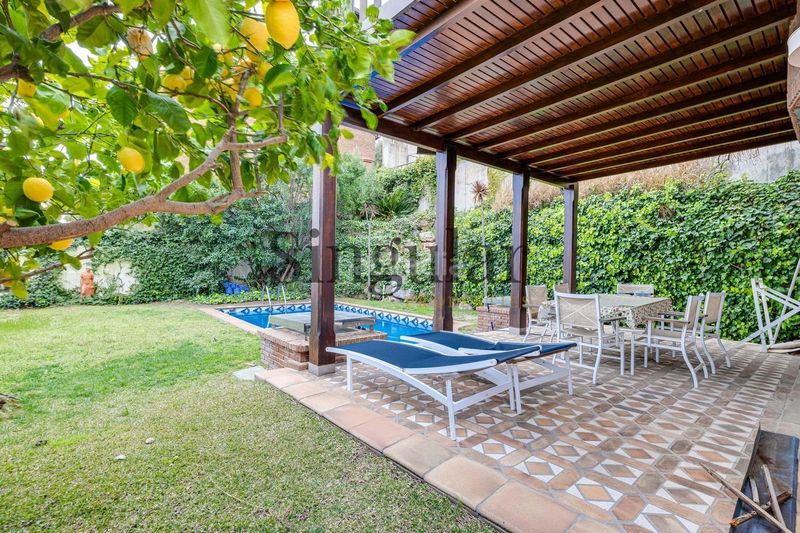 Foto b41f659a-74c5-4559-b9fa-c38d694c9073. Casa amb calefacció aparcament piscina a La Miranda Esplugues de Llobregat