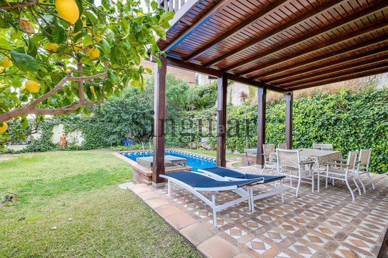 Foto e3b3f0ba-0a5e-430a-a57f-6e6551262094. Casa amb calefacció aparcament piscina a La Miranda Esplugues de Llobregat