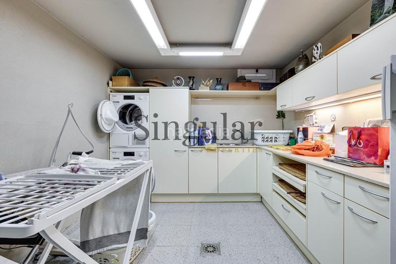 Foto ffc1d830-f72c-4b51-bb40-702738600383. Casa amb calefacció aparcament piscina a La Miranda Esplugues de Llobregat
