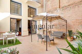 Duplex  Carrer de valència. Vivienda dúplex singular con diseño industrial y vanguardista