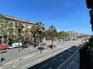 Rent Office space in St. Pere - Sta. Caterina - El Born. Oficina singular luz, amplitud y vistas excepcionales en paseo i