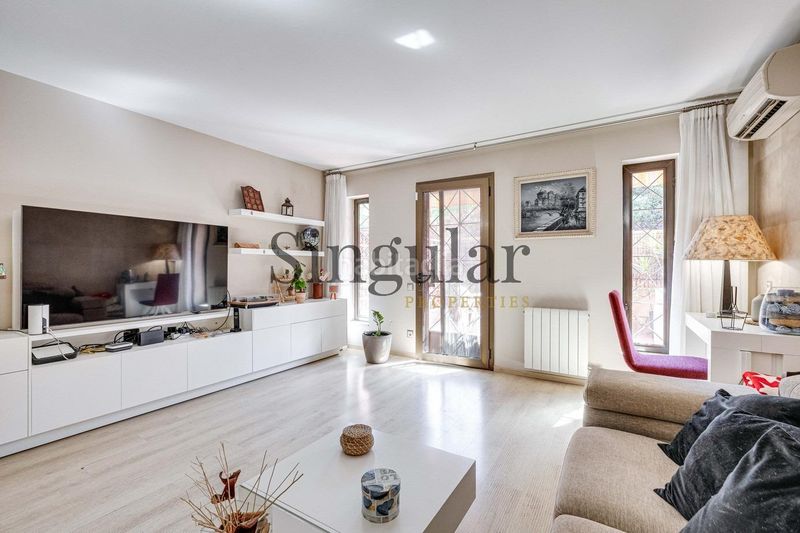 Foto a128887b-8a96-4c15-9d5f-3998b81b15f7. Casa adossada amb calefacció aparcament a La Font d´en Fargues Barcelona
