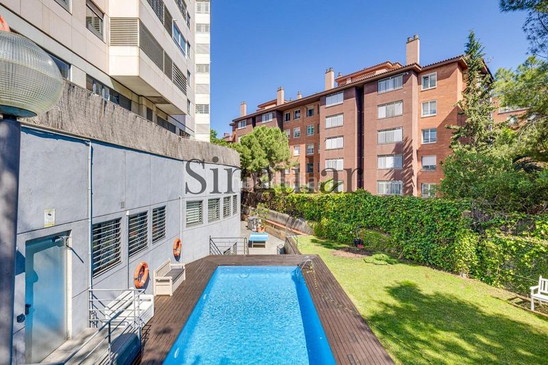 Foto ea7c9273-d18e-4475-a9e3-43f7372bd5d0. Àtic amb calefacció aparcament piscina a Sant Gervasi - Galvany Barcelona