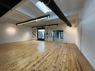 Location Bureau  Gran via de les corts catalanes. Oficina de estilo industrial en alquiler en gran via de les cort