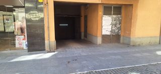 Aparcament cotxe  De sant jordi 8. Plaça daparcament en venda al centre de manlleu