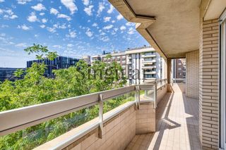 Flat in Barri de les Corts. Exclusiva vivienda en planta alta, completamente exterior, con t