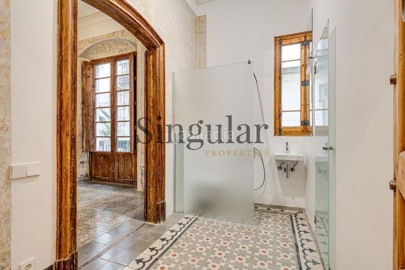 Foto 096997d4-60b3-4937-87b6-c272d793a2b9. Piso planta principal en edificio catalogado en Gòtic Barcelona
