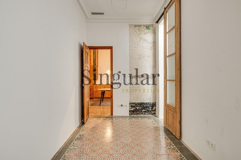 Foto 5f222ffb-2789-4a87-a521-2c7b0f6a6984. Piso planta principal en edificio catalogado en Gòtic Barcelona