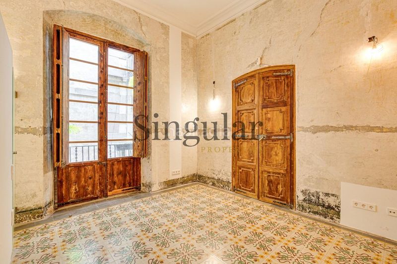 Foto a3dc7e58-1f72-4b2b-a1e8-4186c0213b33. Piso planta principal en edificio catalogado en Gòtic Barcelona