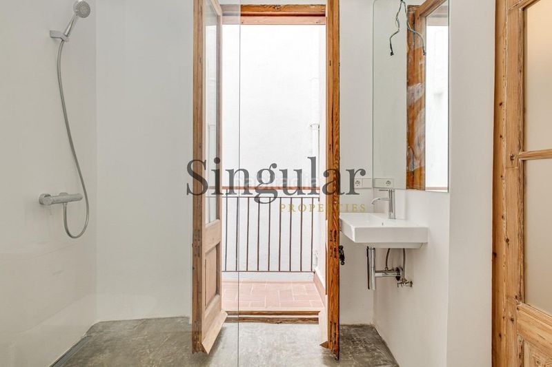 Foto cbcd67bf-5882-4fd1-8f7a-dbbbf39a4757. Piso planta principal en edificio catalogado en Gòtic Barcelona