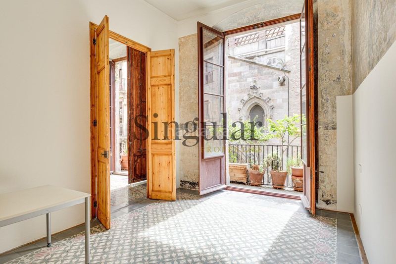 Foto d2087c46-0e51-4c06-a4c2-deb34a47790b. Piso planta principal en edificio catalogado en Gòtic Barcelona