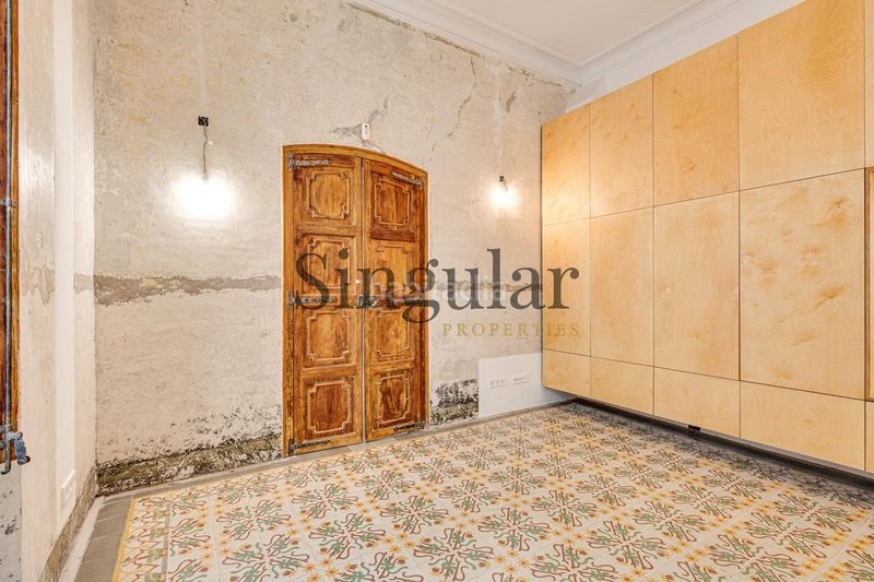 Foto de10e4de-ced9-47c6-b2a7-12906960d831. Piso planta principal en edificio catalogado en Gòtic Barcelona