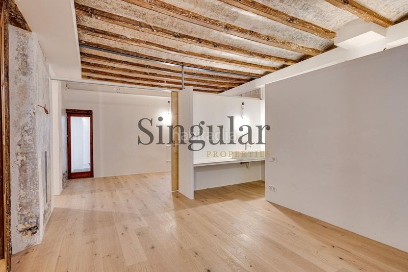 Foto 41c6ceda-ddd2-4bf7-acda-cafec3b19122. Dúplex  con carácter en el corazón del barrio gótico en Barcelona