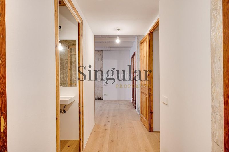 Foto b31c6c76-1d0c-41eb-b330-3c00cd8f177f. Dúplex  con carácter en el corazón del barrio gótico en Barcelona