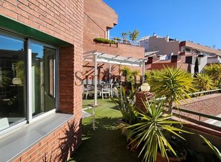 Rent Penthouse in Sarrià. Exclusivo ático de alquiler temporal con terrazas en finca moder
