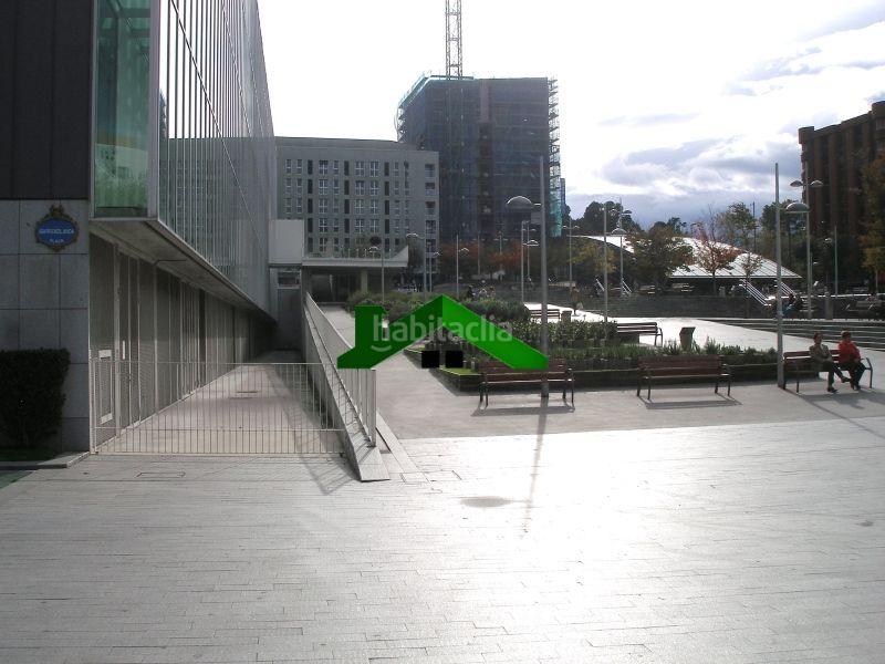Foto aeb2fd0a-bdae-4306-8fca-d057303eb40b. Parking voiture dans Ibarrekolanda Bilbao