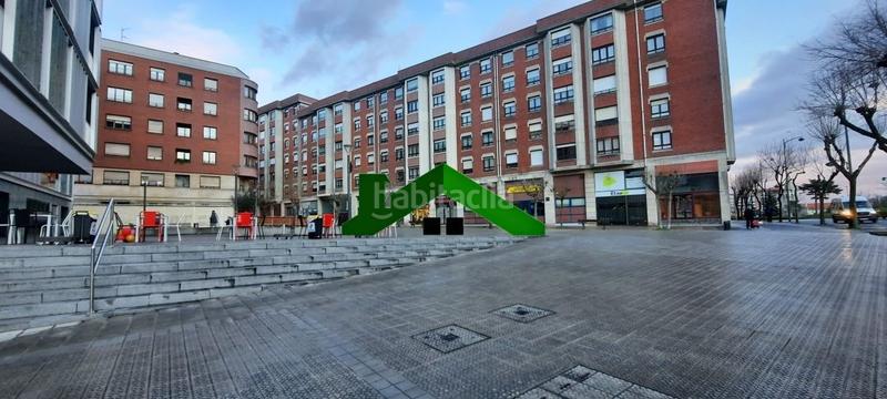 Foto 0b1f2c7d-0830-490e-b28c-8ec2a4df2b36. Parking voiture dans Ibarrekolanda Bilbao