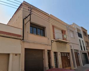 Casa adossada a Carrer de paco mutll 77. Excelente casa de 225 m2 en 2 plantas con patio y terraza ubicad