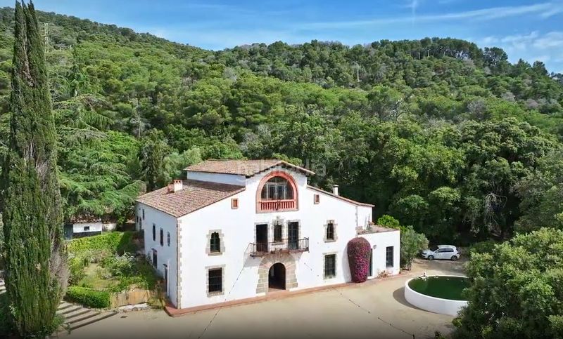 Foto 6079c985-ec3a-413c-9e7e-9ca9bd134e9e. Masia amb xemeneia aparcament a Urbanitzacions Argentona