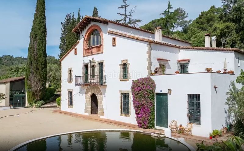 Foto a92893e7-9255-4a97-b0f1-92c8cc402ac0. Masia amb xemeneia aparcament a Urbanitzacions Argentona