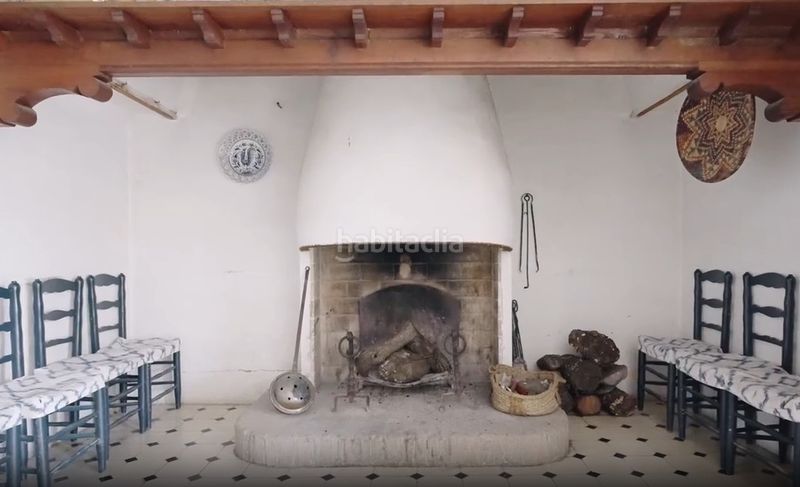 Foto b1bd79c0-0e0d-4a07-8a67-6d0446156909. Masia amb xemeneia aparcament a Urbanitzacions Argentona