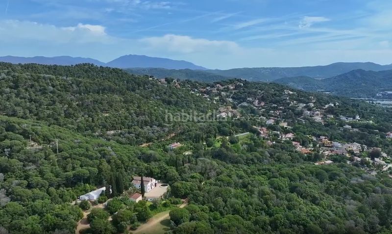 Foto d0114d0d-5b6f-4b35-9253-06179ad3607a. Masia amb xemeneia aparcament a Urbanitzacions Argentona