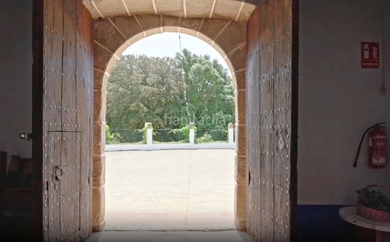 Foto d06deb33-d256-42c8-b590-63f826b2309c. Masia amb xemeneia aparcament a Urbanitzacions Argentona