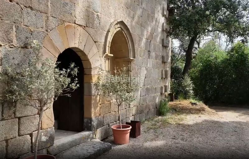 Foto d2d72664-58f0-401f-9728-b69ad0818209. Masia amb xemeneia aparcament a Urbanitzacions Argentona