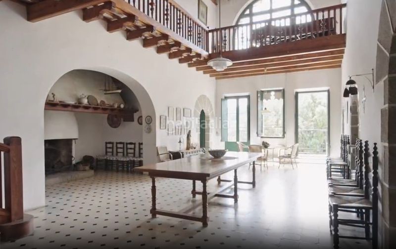 Foto e992eefc-619a-4990-9fee-d7a23a44dd02. Masia amb xemeneia aparcament a Urbanitzacions Argentona