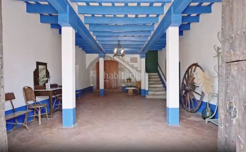 Foto fc5d531f-ba3c-449a-b841-ad063a3d5619. Masia amb xemeneia aparcament a Urbanitzacions Argentona