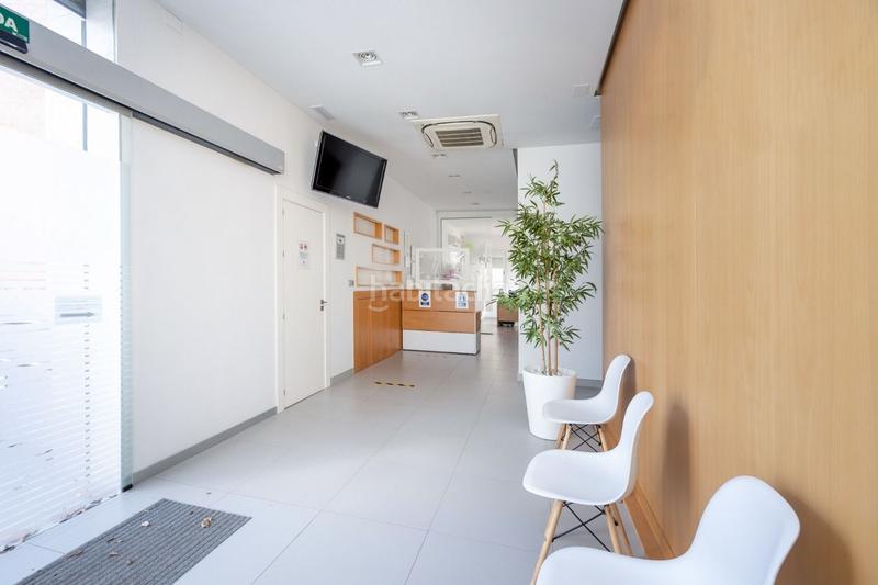 Foto f7905797-d824-40b8-9429-bfef8d3eb0a2. Local comercial a Cervantes Granada