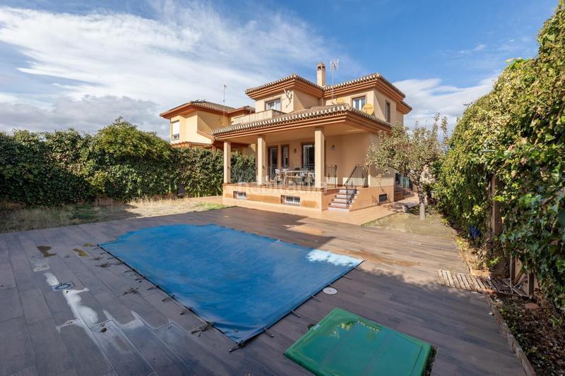 Foto 1dd4e8d4-b7f8-4d93-adfb-022a140c01e1. Chalet en paseo tilos 3 estupenda vivienda en urb. los chopos de las gabias en Gabias (Las)