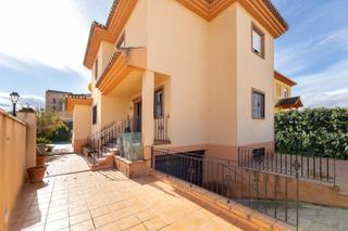 Chalet en Paseo tilos 3. Estupenda vivienda en urb. los chopos de las gabias