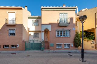 Maison à Calle clarines 17. Casa en granada capital