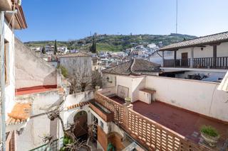 Semi detached house in Calle del chapiz 37. Casa con encanto a reformar en plena cuesta del chapiz. patio, v