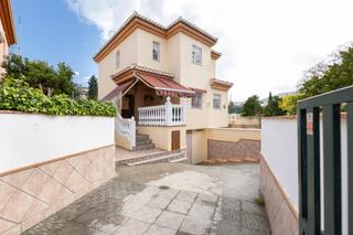 Casa a Lugar del cortijo angustias. Preciosa casa en urbanizacion privada