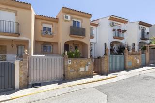 Casa adossada a Calle de montevive 34. No dejes escapar esta casa en otura! espacio, comodidad y precio