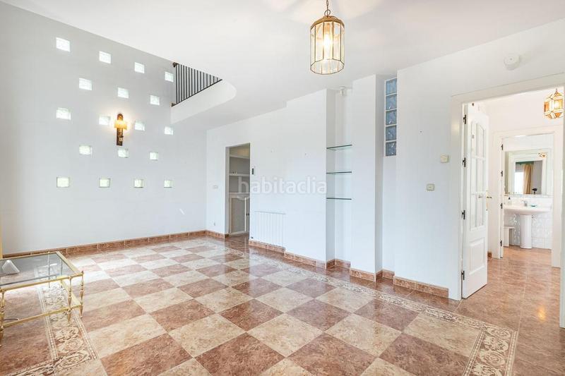 Foto 1d49970f-dfa3-459c-aca8-6e27e18a3cd5. Casa en calle almendro (ur.monte elvira 21 gran casa en urbanización el torreón en Albolote