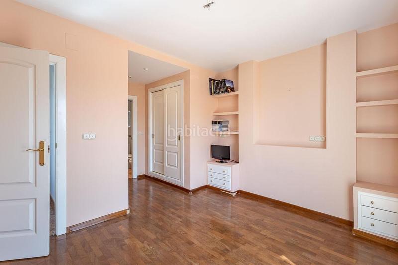 Foto a1b86bc5-359a-4626-a093-8c0ffd6a2763. Casa en calle almendro (ur.monte elvira 21 gran casa en urbanización el torreón en Albolote