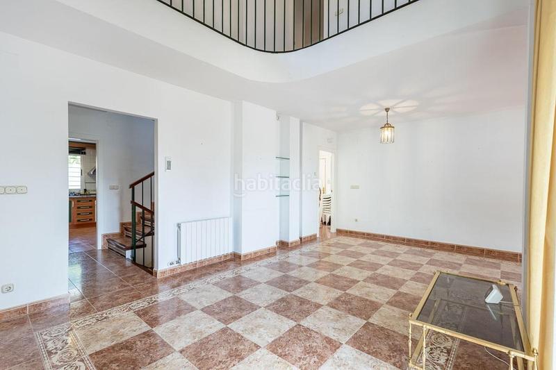Foto ad66478f-51b6-445e-ab75-8b8c8595a337. Casa en calle almendro (ur.monte elvira 21 gran casa en urbanización el torreón en Albolote