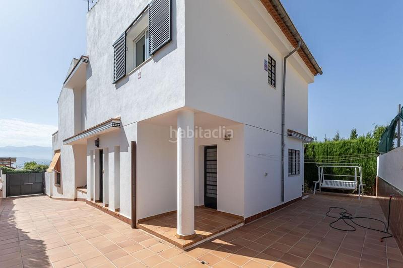 Foto bdc4b7a5-fb5e-45cb-821c-b3d239e88700. Casa en calle almendro (ur.monte elvira 21 gran casa en urbanización el torreón en Albolote