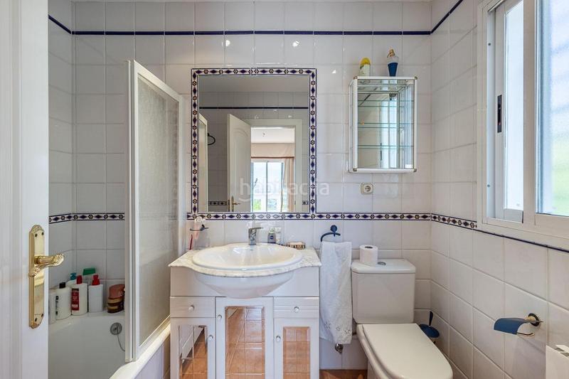 Foto c3b65660-5994-4654-92d0-4c6b5d1e077f. Casa en calle almendro (ur.monte elvira 21 gran casa en urbanización el torreón en Albolote