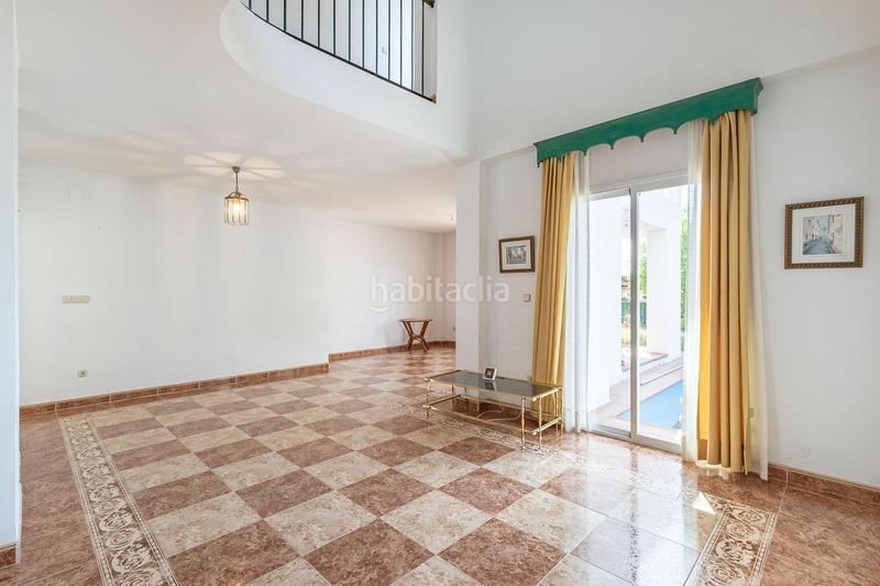 Foto db3dff44-ce57-4c83-abc6-27c018112f27. Casa en calle almendro (ur.monte elvira 21 gran casa en urbanización el torreón en Albolote