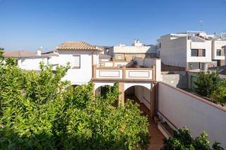 Casa adossada a Leones 16. Oportunidad de compra en albolote.
