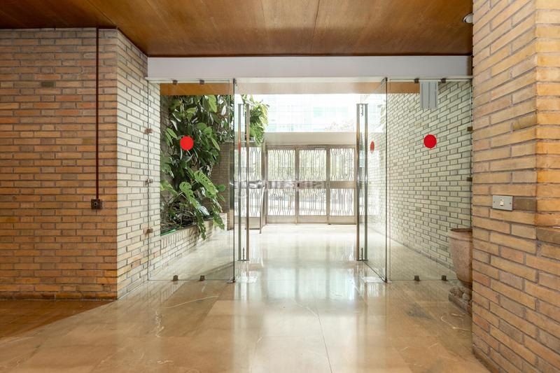 Foto 98f8fc0f-1d66-4f72-be58-7d5611c530a7. Office space in pl. isabel la católica in San Matías - Realejo Granada