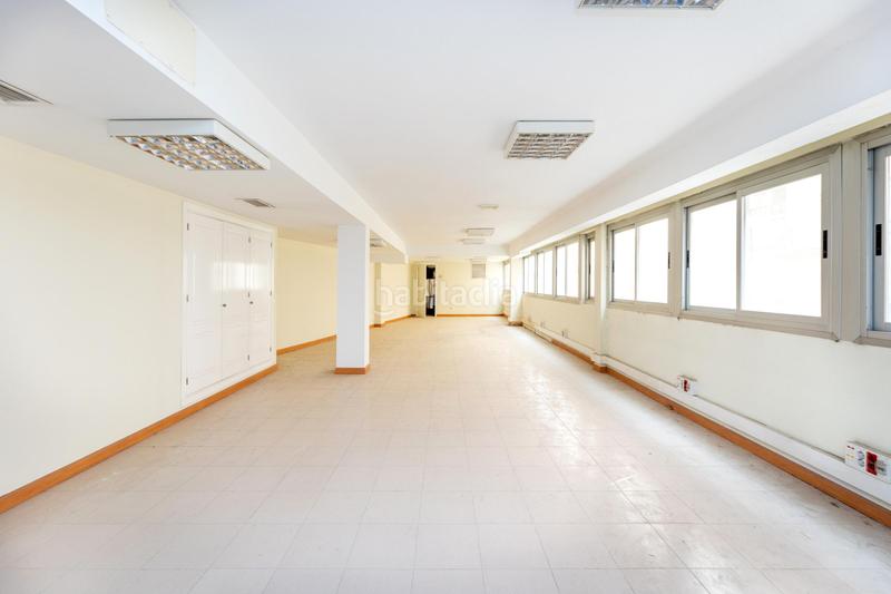 Foto a68a769e-ba5b-4fbd-bf23-7f7a41f5f558. Office space in pl. isabel la católica in San Matías - Realejo Granada